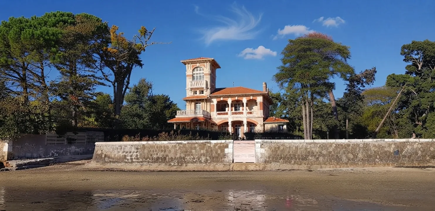 Villa à tour et arcades face à la plage, image d’illustration